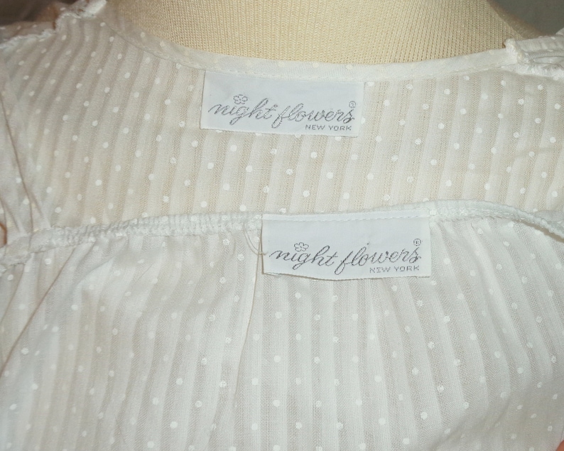 Puede incluir: Camis&oacute;n blanco de algod&oacute;n con estampado de lunares blancos y dos etiquetas blancas que dicen "night flowers new york".