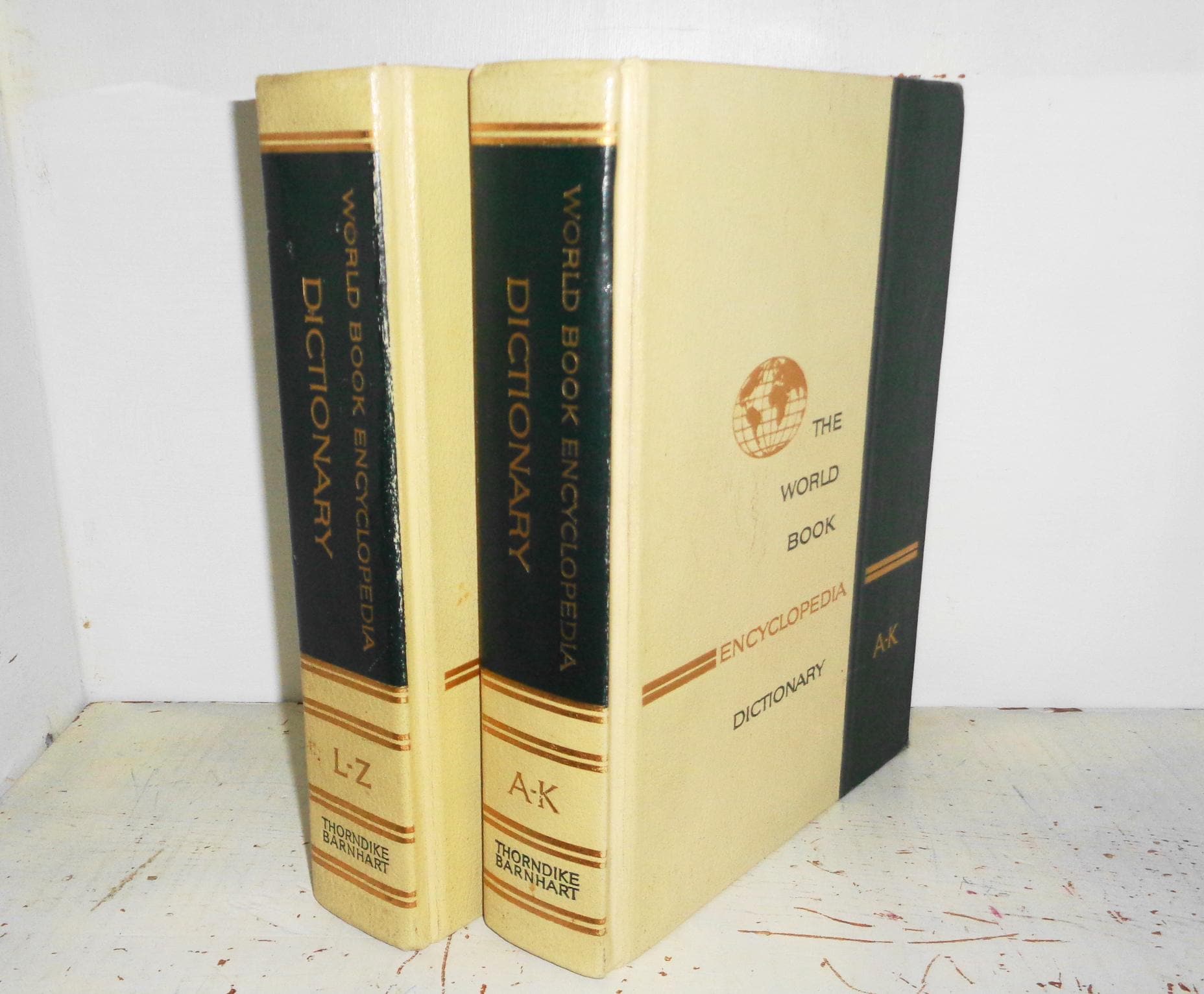 1963 World Book Encyclopedia 2 Vol Dictionary Set W Tan / Green