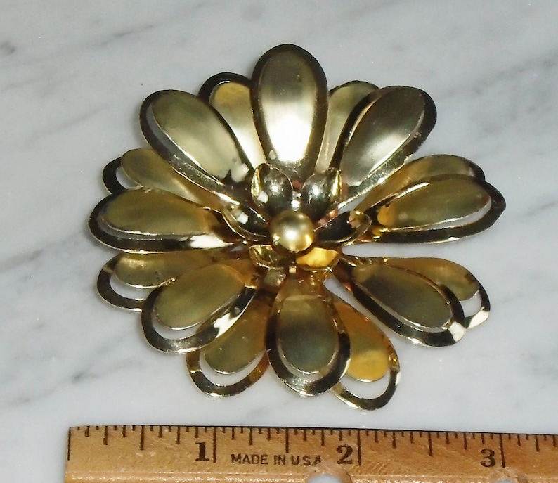 Daisy Flower Brooch Vintage Gold Tone Metal 3 18 inch Unsigned