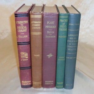 Puede incluir: Cinco libros encuadernados con letras doradas en el lomo. Los títulos son "Introduction to Physical Geology", "Alternating Current Circuits", "Plant Physiology", "Practice of Silviculture" y "Applied Silviculture in the United States".