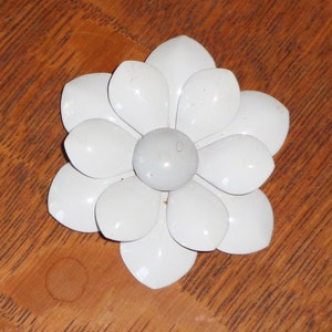 Daisy Flower Brooch Vintage Greyish White Metal ~ Classic 1960s ~ Unsigned