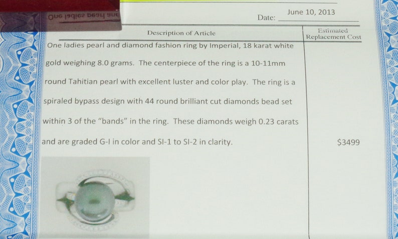 Pode incluir: Um anel de ouro branco com uma grande p&eacute;rola redonda no centro e 44 pequenos diamantes engastados em um design em espiral. O anel tem um di&acirc;metro de 10-11 mm e pesa 8,0 gramas. Os diamantes s&atilde;o classificados como G-I em cor e SI-1 a SI-2 em clareza. O custo estimado de substitui&ccedil;&atilde;o &eacute; de &euro; 3.499.