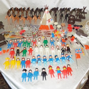 PLAYMOBIL Geobra Western Renaissance 42 Figuren, 24 Pferde +150 Zubehör Lot - Waffen Hüte Werkzeuge Flaggen Schilde