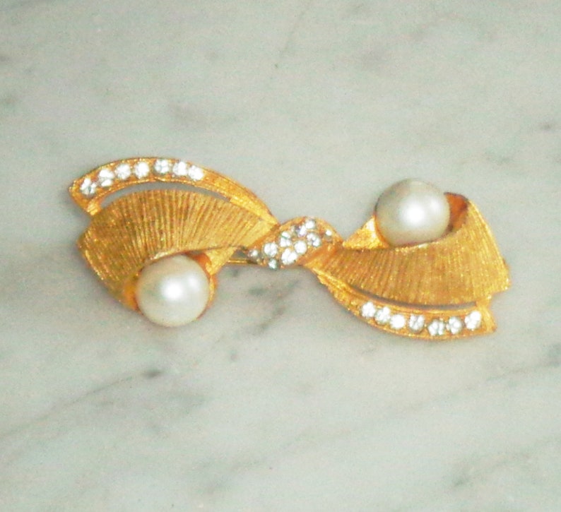 Vintage Faux Pearl Gold Tone Rhinestone Bow Tie Brooch