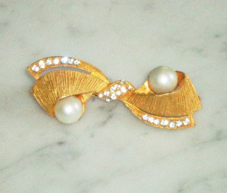 Vintage Faux Pearl Gold Tone Rhinestone Bow Tie Brooch