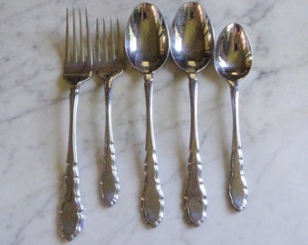 Tenedor de mesa, tenedor de ensalada, cucharas de sopa y cucharilla de té International Stainless Claridge