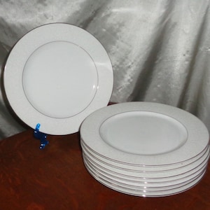 8 Crown Victoria Lovelace Fine China Made in Japan 10 3/8 inch Dinner Plates