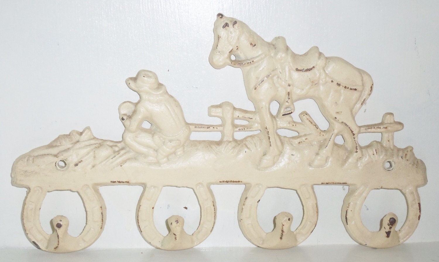 Perchero De Pared 30 Cm - 4 Ganchos De Herradura Y Caballos En Hierro Fundido - Estilo Rústico