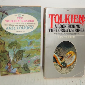 The Tolkien Reader 1972 di JRR Tolkien & Tolkien: Look Behind Lord of The Rings 1975 di Lin Carter Ballentine Libri in brossura