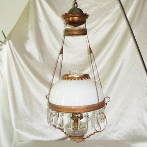 Antieke Victoriaanse salon hangende olielamp met kristallen prisma's en intrekbaar katrolsysteem