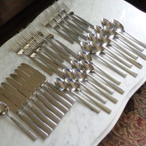 Juego de cubiertos de 40 piezas Cambridge Stainless Vertical Lines 8 cuchillos de mesa 8 tenedores de mesa 8 tenedores de postre para ensalada 8 cucharas de mesa y 7 cucharaditas +
