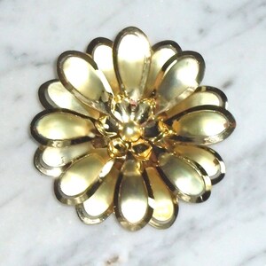 Daisy Flower Brooch Vintage Gold Tone Metal 3 1/8 inch Unsigned