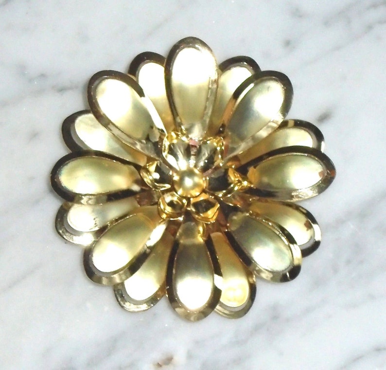 Daisy Flower Brooch Vintage Gold Tone Metal 3 18 inch Unsigned