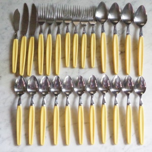 Set di posate vintage retrò con manico in plastica gialla da 25 pezzi firmato &quot;Stainless Japan&quot;