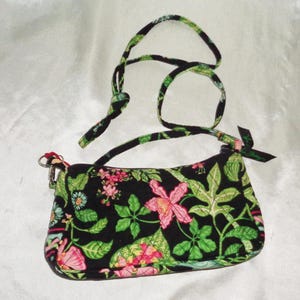Cartera de mano acolchada pequeña de Vera Bradley con estampado floral en negro, rosa y verde