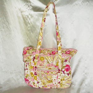 Bolso de mano acolchado Vera Bradley, rosa, verde y blanco con estampado floral, 14 x 11 x 3 1/2 pulgadas.