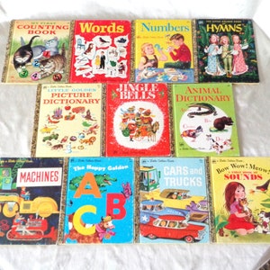 Puede incluir: Una colección de diez libros vintage Little Golden Books, incluyendo títulos como "My First Counting Book", "Words", "Numbers", "Hymns", "Little Golden Picture Dictionary", "Jingle Bells", "Animal Dictionary", "Machines", "The Happy Golden ABC", "Cars and Trucks", y "Bow Wow! Meow! A First Book of Sounds".