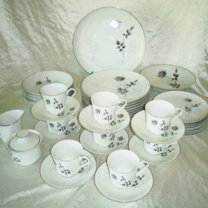 Momoyama Fine China Japan Black Rose Service for 8 ~ 5 Piece Place Settings +Serving pieces