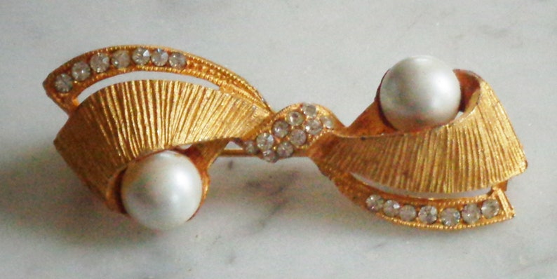 Vintage Faux Pearl Gold Tone Rhinestone Bow Tie Brooch