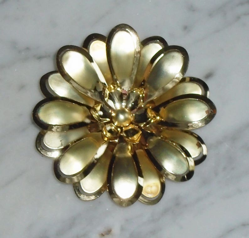 Daisy Flower Brooch Vintage Gold Tone Metal 3 18 inch Unsigned
