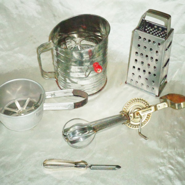 Vintage Küche Kochwerkzeuge - Hand Mixer, Schäler, Siebs & Käse Grater