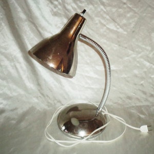 Luminária de mesa ajustável com cone e haste de tensão cromada, retrô vintage