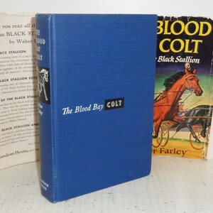K&ouml;nnte beinhalten: Ein Satz von drei Vintage-Taschenb&uuml;chern aus der Black Stallion-Reihe von Walter Farley. Die B&uuml;cher tragen die Titel "The Island Stallion", "The Blood Bay Colt" und "The Blood Bay Colt - Black Stallion". Die Cover zeigen Illustrationen von Pferden.