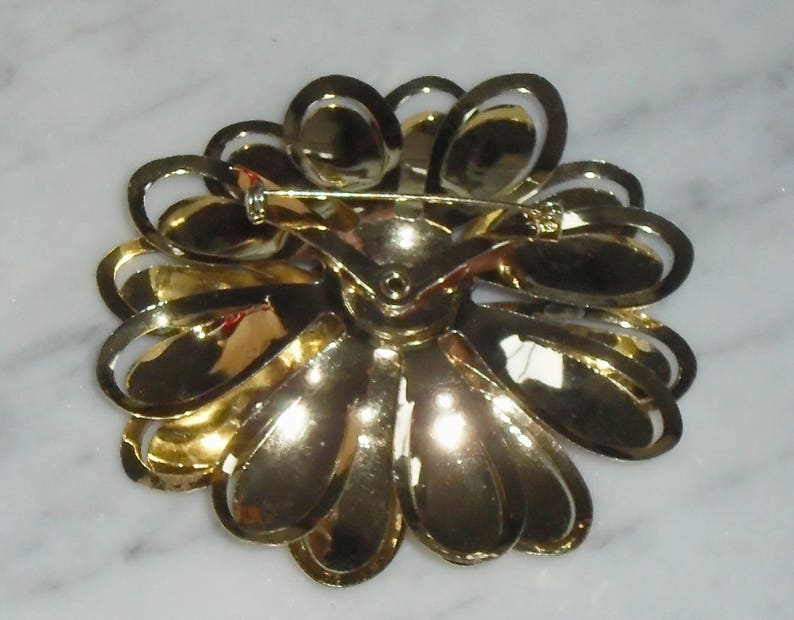 Daisy Flower Brooch Vintage Gold Tone Metal 3 18 inch Unsigned