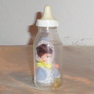 Clon de Pee Wee Liddle Kiddle en botella Muñeca morada de Hong Kong de los años 1960-1970