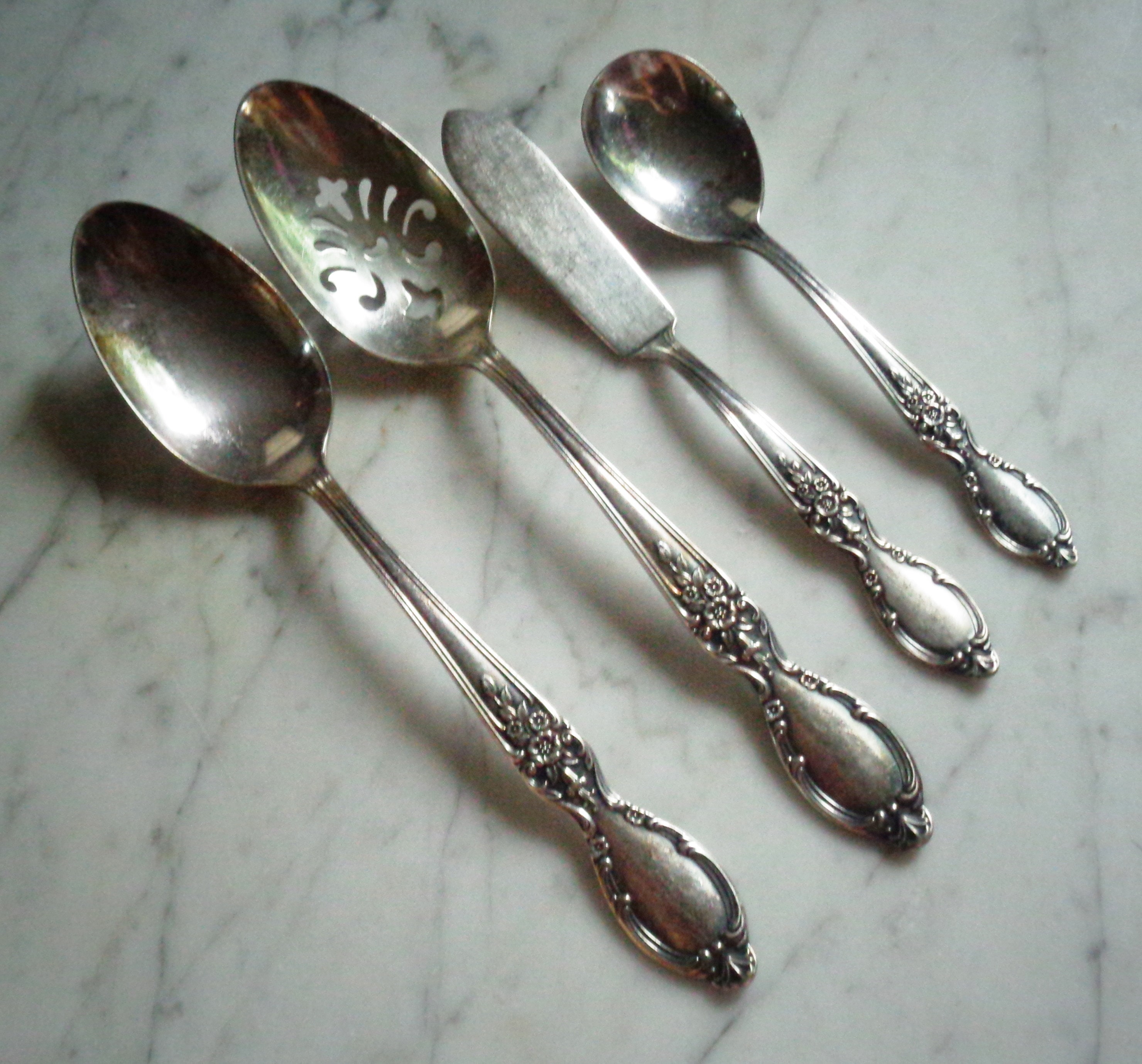 ウイドマンローズシルバースプーン Victorian Rose Wm Rogers &son IS Silver Serving Spoons Sugar Spoon