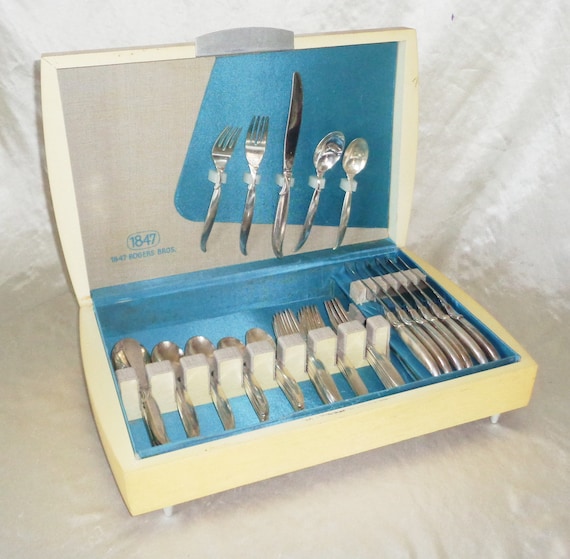 Flair 1847 Rogers Bros IS Silver Plate Flatware Set in Wooden