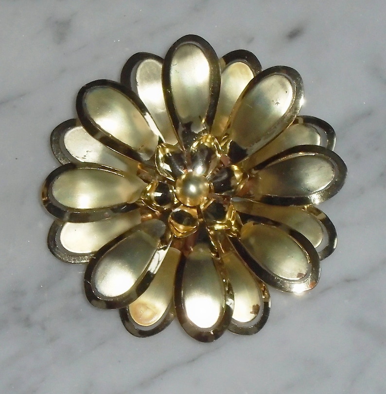 Daisy Flower Brooch Vintage Gold Tone Metal 3 18 inch Unsigned
