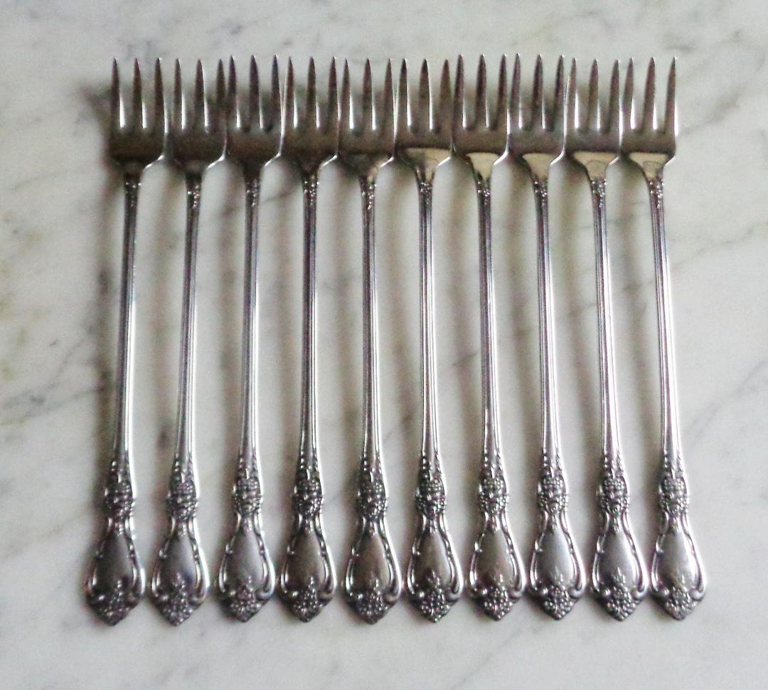 Oneida Kennett Square Stainless Flatware Set - Distinction Deluxe, Used Very Good