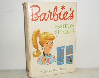 Livre Barbie's Fashion Success Random House, 1962, 20 x 15 cm (8 1/4 x 5 1/2 po.), livre capitonné par Bette Lou Maybee