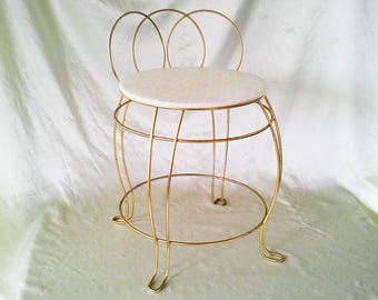 Taburete de tocador blanco con barra de metal dorado, estilo vintage, 53 cm de alto x 35,5 cm de ancho.