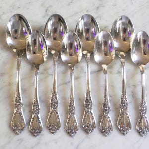 Oneida Distinction Deluxe Stainless Kennett Square Table Soup Spoons & Teaspoons