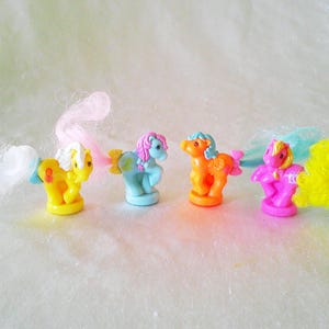 1990 Hasbro My Little Pony Petite Ponnyer Pegasus & Ponnyer med Pizzaklocka Skallra +
