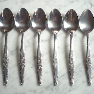 Conjunto vintage de 6 colheres de chá T&N Rose em aço inoxidável, fabricadas no Japão, com 16,2 cm (6 3/8 polegadas).