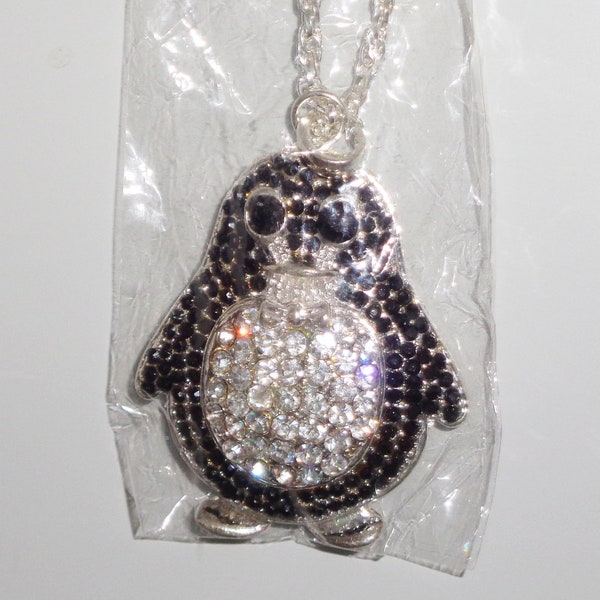 Pendentif Penguin sur chaîne métallique de 26 pouces Silver ton, strass clair et noir Bling