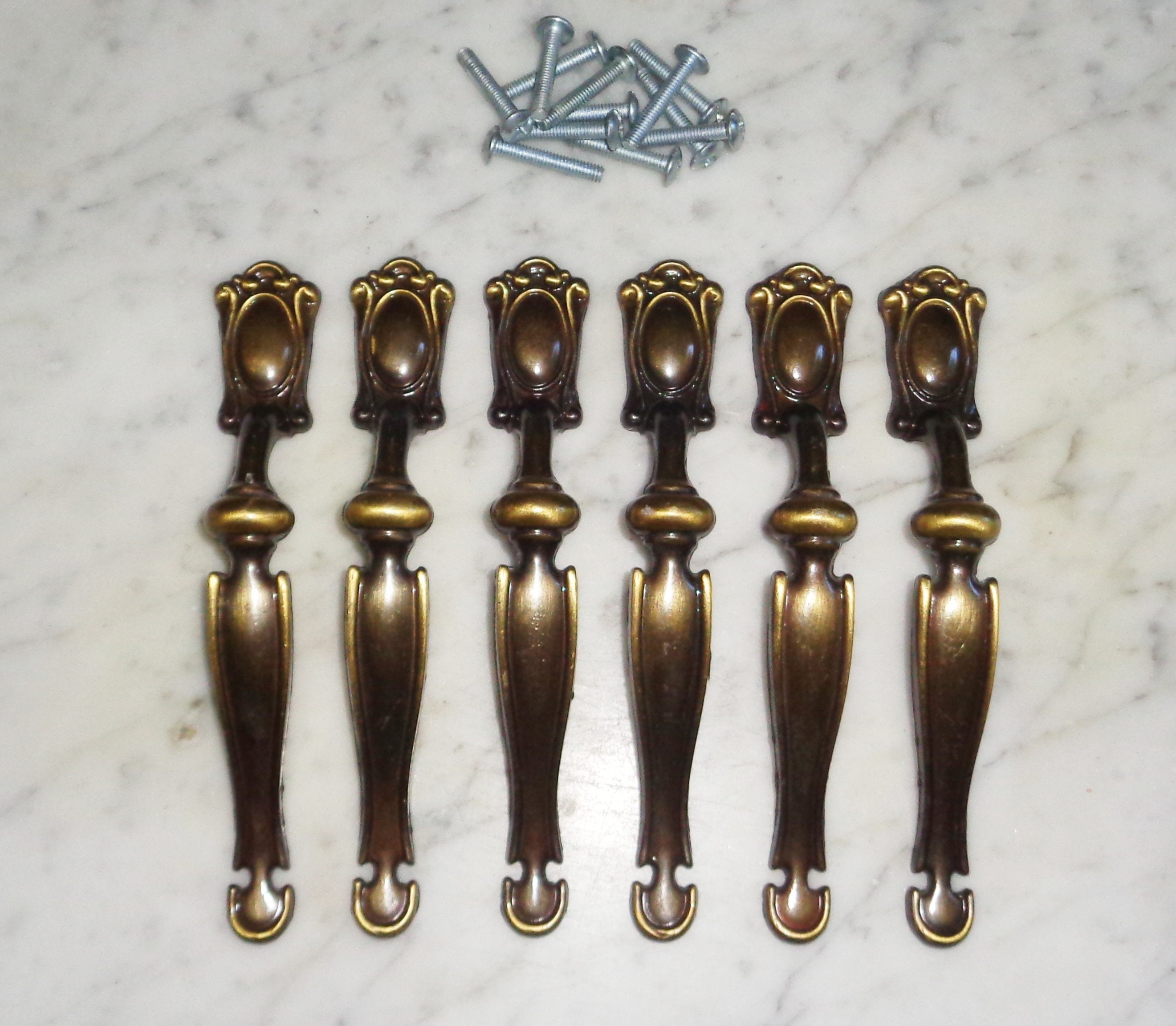 6 manijas para puertas y cajones de gabinetes con medallón Amerock de  National Lock \, image size:2641x2304