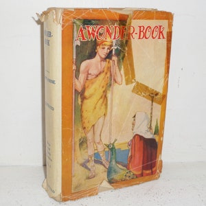 Könnte beinhalten: Ein Vintage-Buchcover mit dem Titel "A Wonder-Book" in fetten, schwarzen Buchstaben. Das Cover zeigt eine Illustration eines Mannes in einer Toga, der eine Lanze hält und neben einem Pfau steht. Eine Frau in einem roten Gewand und einer weißen Kopfbedeckung befindet sich im Hintergrund.