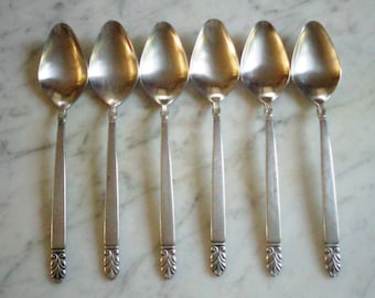 International stainless deluxe best sale flatware