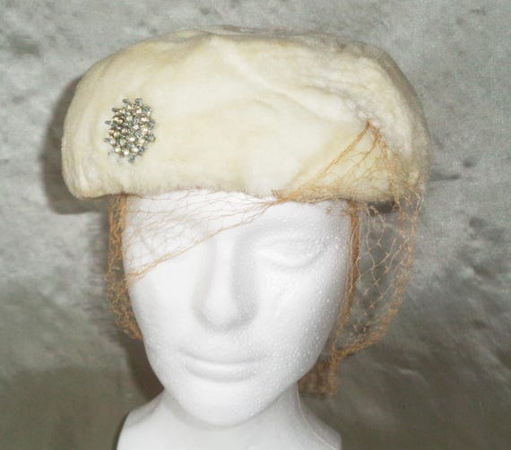 Vintage Women’s Hat with netting & Brooch s-l400.jpg main image 4