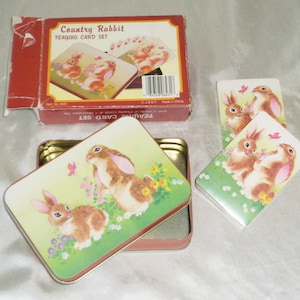 Coelho Country J.S.N.Y. Conjunto de cartas de jogar em lata decorativa ~ 2 pacotes selados na caixa original