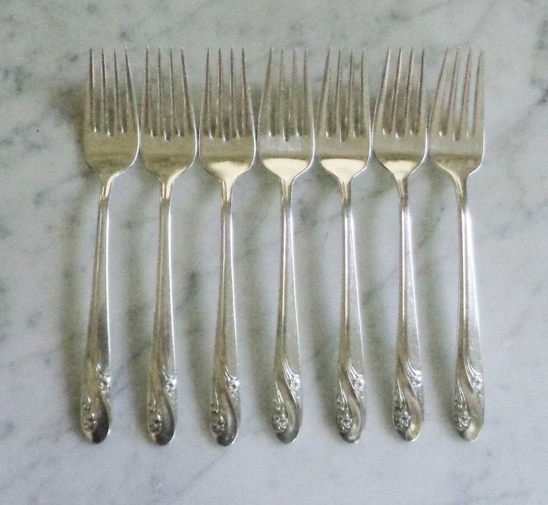 Holmes & Edwards IS Silver Plate Romance 6 3/4 Inch Set of 7 Salad