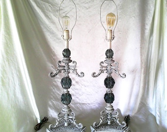 2 lámparas de mesa de 3 vías con acabado dorado, blanco lavado y esfera de diamante de lucita, estilo Hollywood Regency MCM