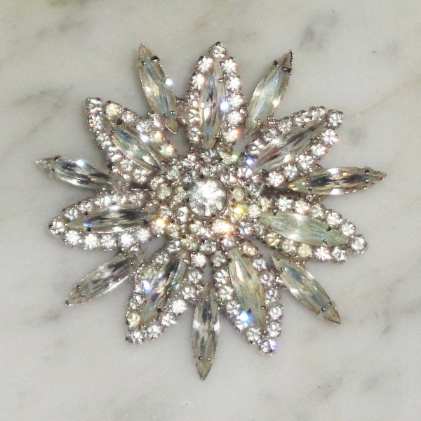 Weiss Star Flower Snowflake 2 1/8 inch Rhinestone Brooch Vintage Silver Tone Metal w 129 Clear Stones~ None Missing