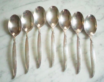 7本のシルバーメッキのエレガントなデミタススプーン 1847年製