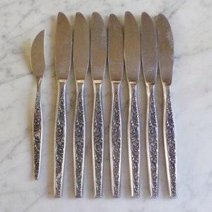 Set di 7 coltelli da tavola e un coltello da burro Master in acciaio inossidabile con motivo a foglie e volute rinascimentali giapponesi.