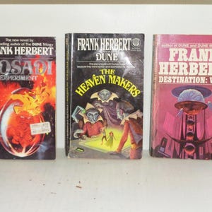 Puede incluir: Tres libros de ciencia ficción vintage de Frank Herbert. Los títulos incluyen "The Dosadi Experiment", "Dune: The Heaven Makers" y "Destination: Void". Las portadas presentan ilustraciones coloridas y texto.